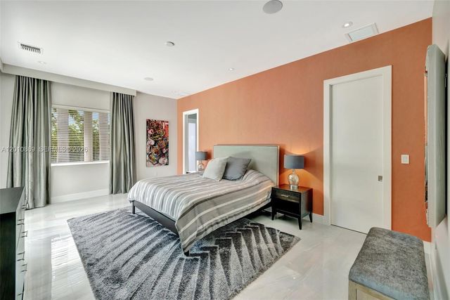 907 Diplomat Pkwy, Hallandale Beach, FL 33009