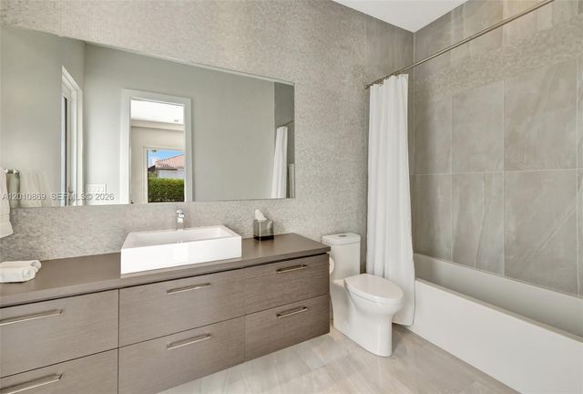 907 Diplomat Pkwy, Hallandale Beach, FL 33009