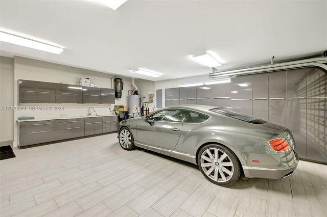 907 Diplomat Pkwy, Hallandale Beach, FL 33009