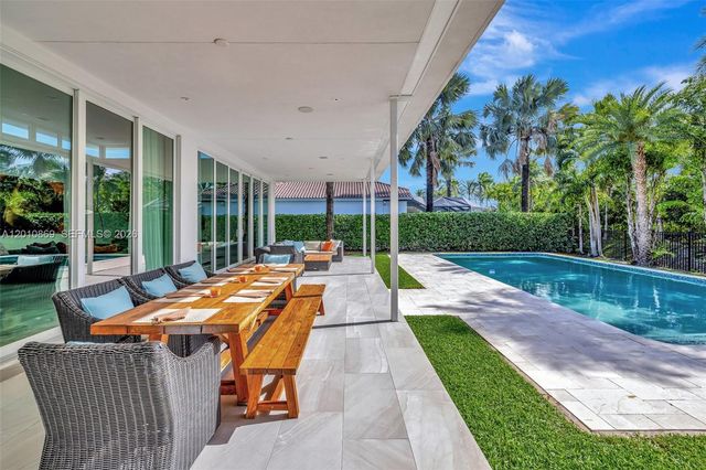 907 Diplomat Pkwy, Hallandale Beach, FL 33009