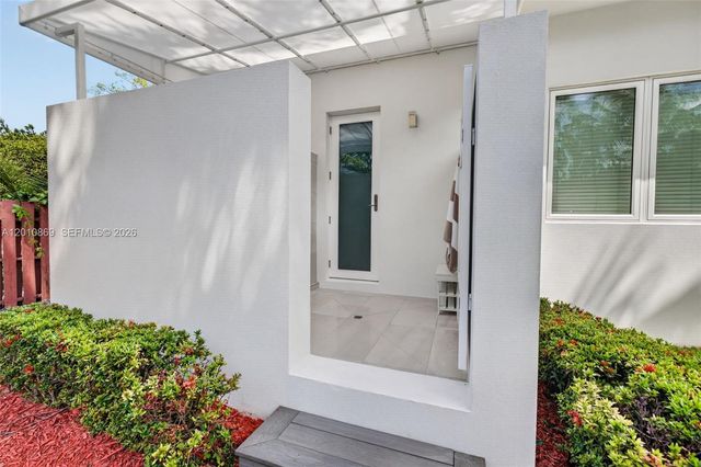 907 Diplomat Pkwy, Hallandale Beach, FL 33009