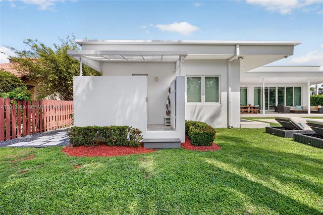 907 Diplomat Pkwy, Hallandale Beach, FL 33009