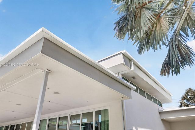 907 Diplomat Pkwy, Hallandale Beach, FL 33009