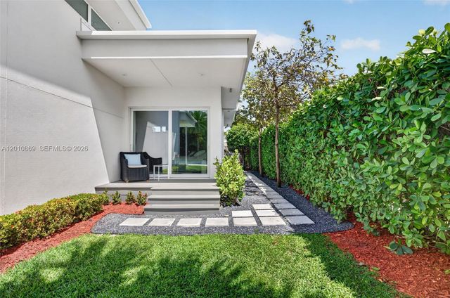 907 Diplomat Pkwy, Hallandale Beach, FL 33009