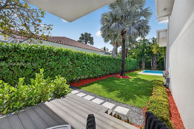 907 Diplomat Pkwy, Hallandale Beach, FL 33009