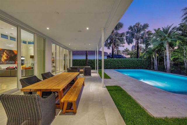 907 Diplomat Pkwy, Hallandale Beach, FL 33009