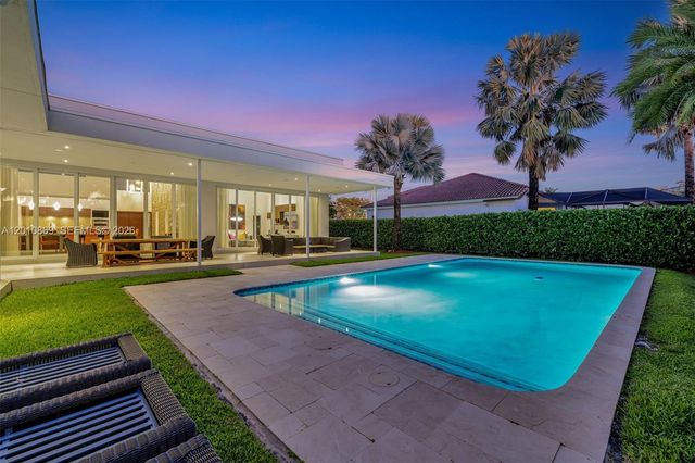 907 Diplomat Pkwy, Hallandale Beach, FL 33009