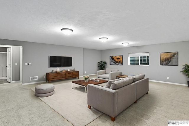 17125 Colony Drive, Omaha, NE 68136