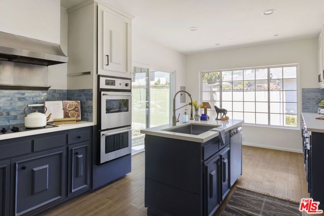 1561 Carmona Avenue, Los Angeles, CA 90019