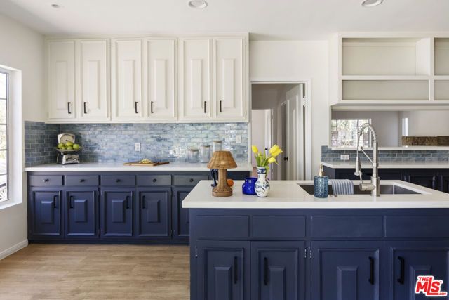 1561 Carmona Avenue, Los Angeles, CA 90019