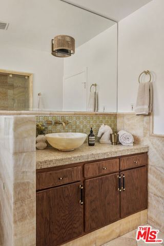 1561 Carmona Avenue, Los Angeles, CA 90019