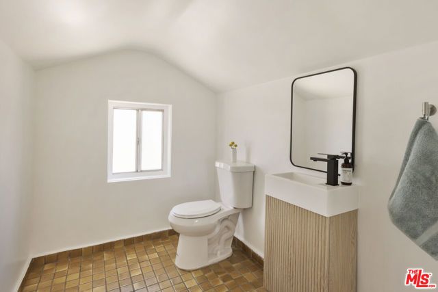 1561 Carmona Avenue, Los Angeles, CA 90019