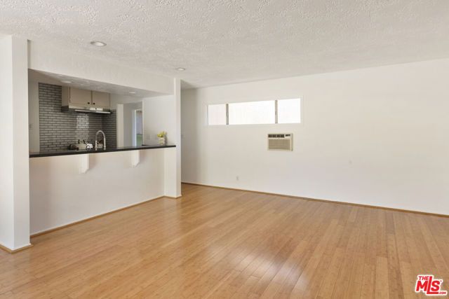 1561 Carmona Avenue, Los Angeles, CA 90019