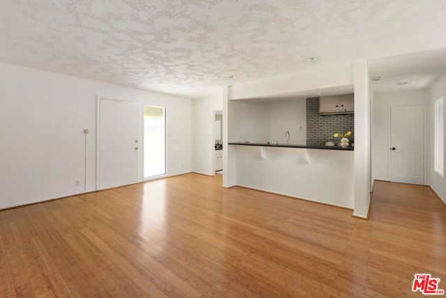 1561 Carmona Avenue, Los Angeles, CA 90019