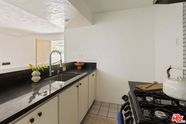 1561 Carmona Avenue, Los Angeles, CA 90019