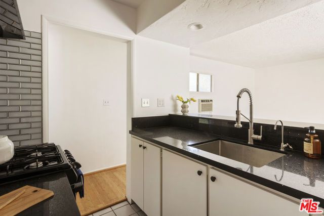 1561 Carmona Avenue, Los Angeles, CA 90019