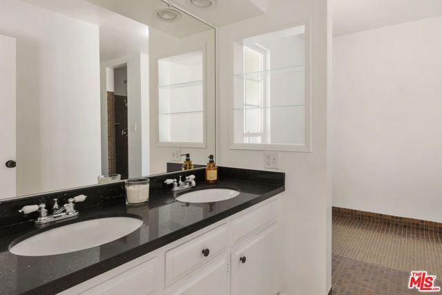 1561 Carmona Avenue, Los Angeles, CA 90019