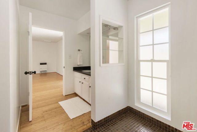 1561 Carmona Avenue, Los Angeles, CA 90019