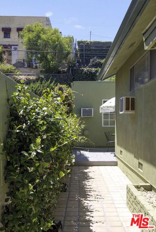 1561 Carmona Avenue, Los Angeles, CA 90019