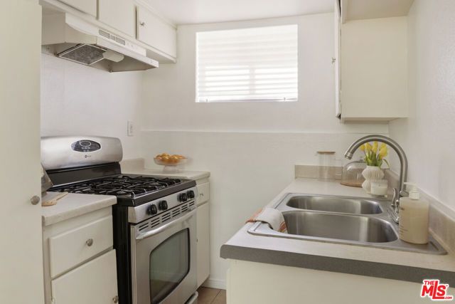 1561 Carmona Avenue, Los Angeles, CA 90019