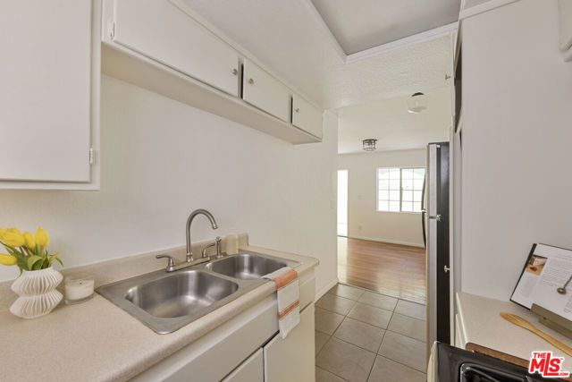 1561 Carmona Avenue, Los Angeles, CA 90019