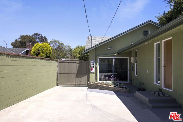 1561 Carmona Avenue, Los Angeles, CA 90019