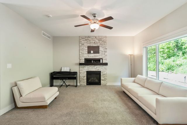 901 S 93rd Street, West Des Moines, IA 50266