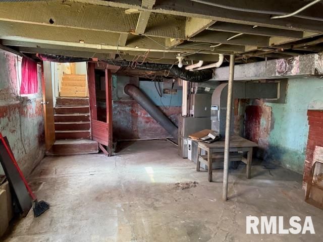 121 N 9TH Street, Herrin, IL 62948