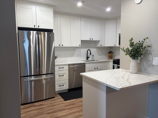 9355 Irving Park Road 402, Schiller Park, IL 60176