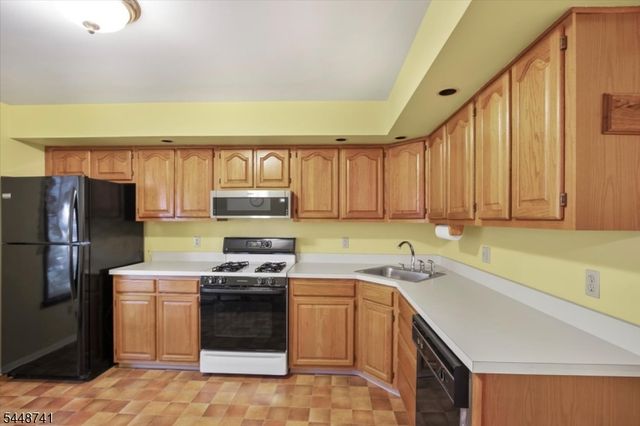 3 Brookside Hts F, Wanaque Boro, NJ 07465