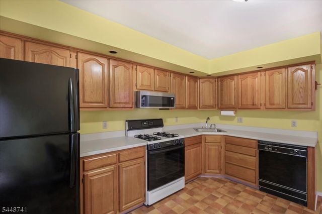 3 Brookside Hts F, Wanaque Boro, NJ 07465