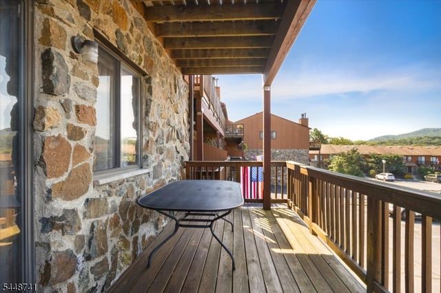 3 Brookside Hts F, Wanaque Boro, NJ 07465