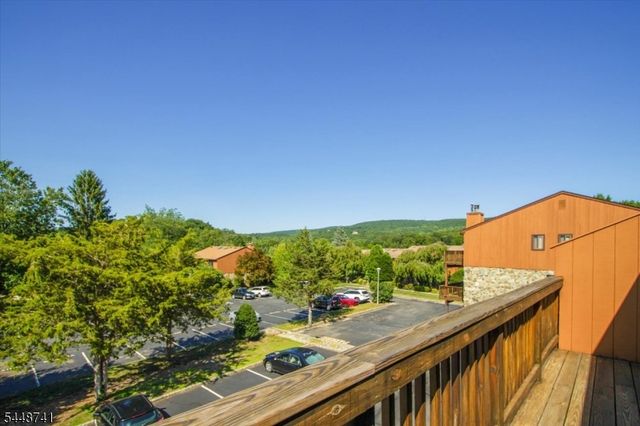 3 Brookside Hts F, Wanaque Boro, NJ 07465