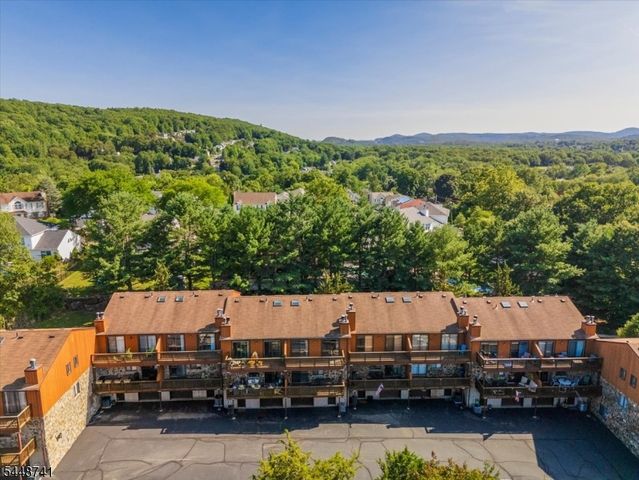 3 Brookside Hts F, Wanaque Boro, NJ 07465