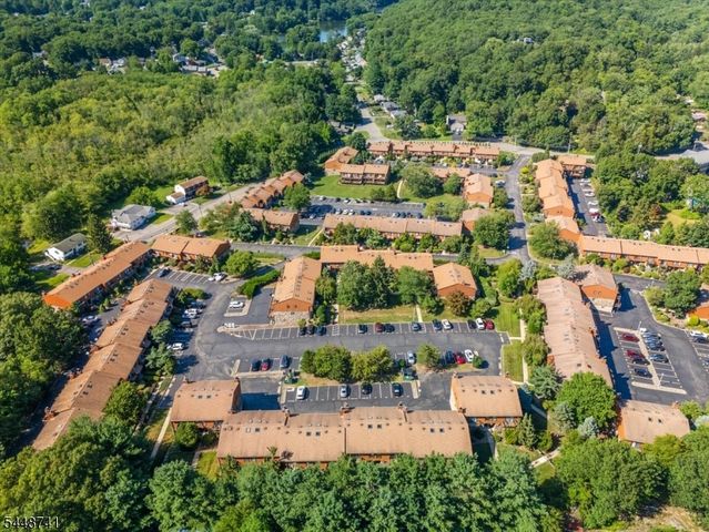3 Brookside Hts F, Wanaque Boro, NJ 07465