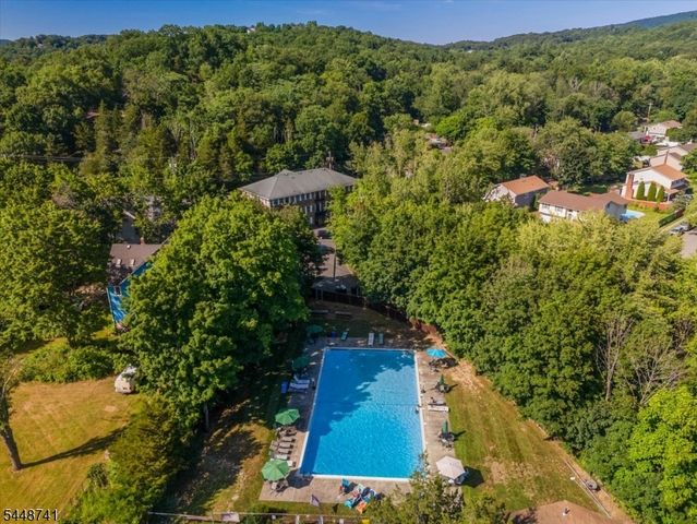 3 Brookside Hts F, Wanaque Boro, NJ 07465