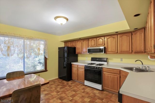 3 Brookside Hts F, Wanaque Boro, NJ 07465