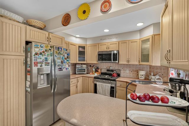 1243 California Road 2R, Eastchester, NY 10709