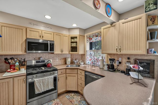 1243 California Road 2R, Eastchester, NY 10709