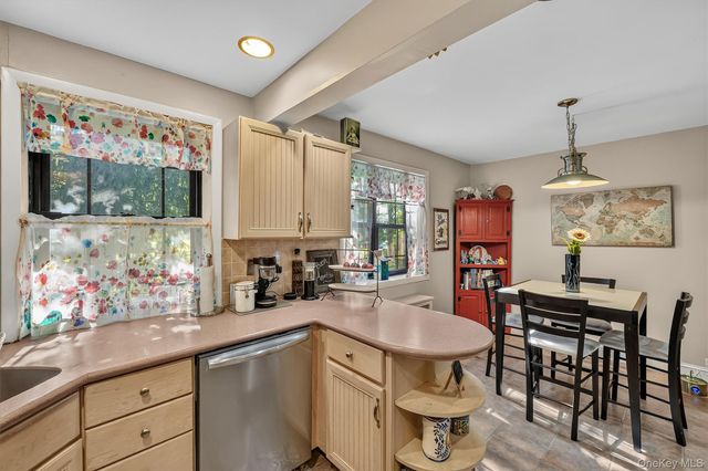 1243 California Road 2R, Eastchester, NY 10709