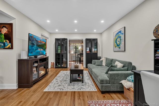 1243 California Road 2R, Eastchester, NY 10709