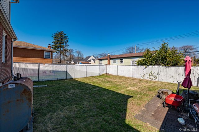 70 Bristol Street, Lindenhurst, NY 11757
