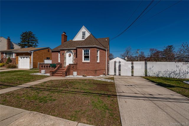 70 Bristol Street, Lindenhurst, NY 11757