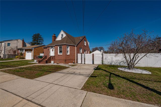 70 Bristol Street, Lindenhurst, NY 11757