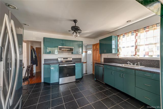 70 Bristol Street, Lindenhurst, NY 11757