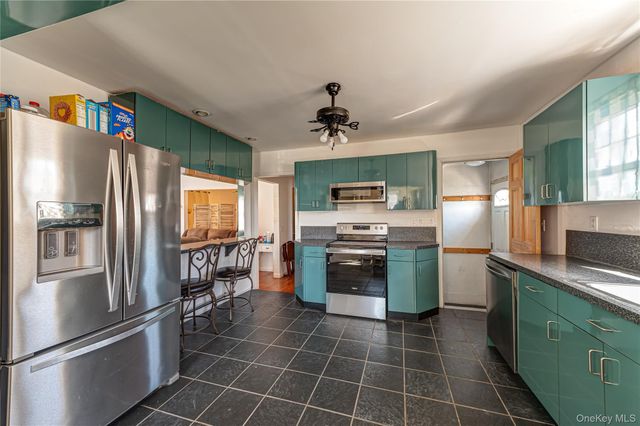 70 Bristol Street, Lindenhurst, NY 11757