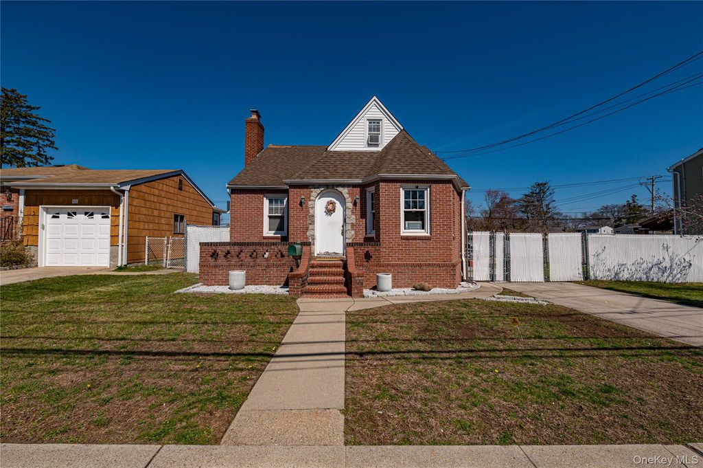 70 Bristol Street, Lindenhurst, NY 11757
