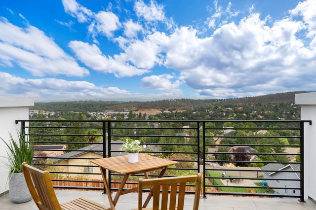 3271 Woodleigh Ln, Cameron Park, CA 95682