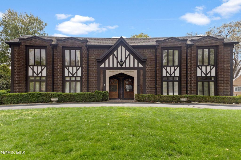 3905 Hillandale Road, East, Ottawa Hills, OH 43606