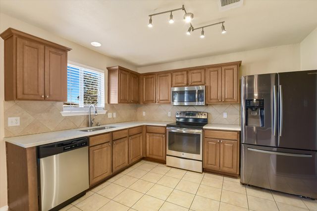 526 W Metcalfe ST, Hutto, TX 78634